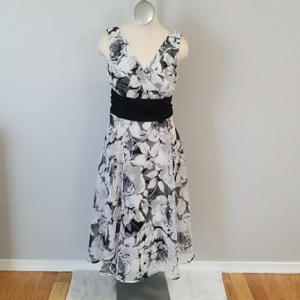 Dressbarn Size 8 black & white dress